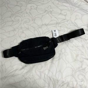 NWT Lululemon clean lines belt bag black